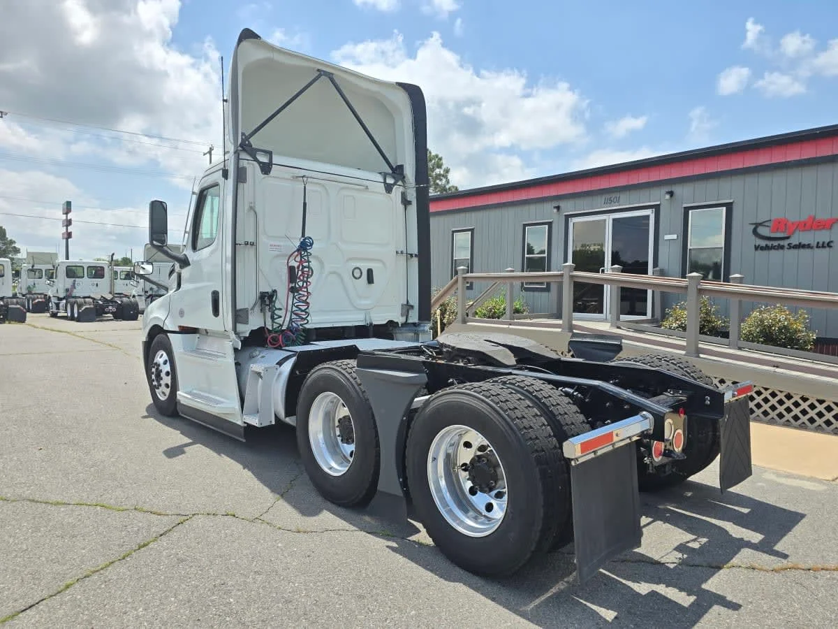2022 Freightliner Cascadia in North Little Rock, AR — photo 6