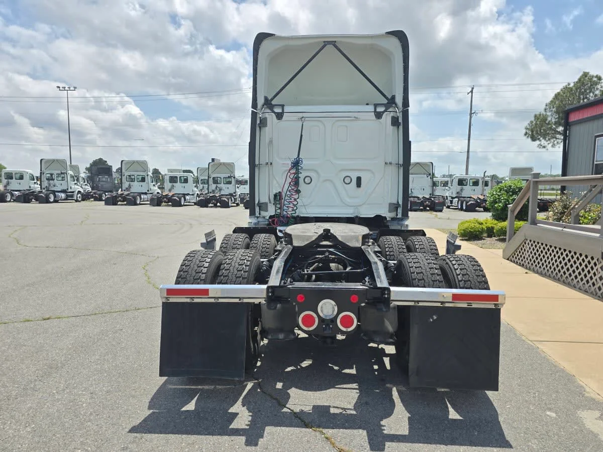 2022 Freightliner Cascadia in North Little Rock, AR — photo 5