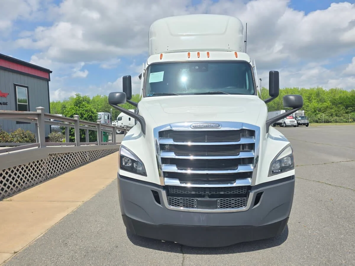 2022 Freightliner Cascadia - image 2