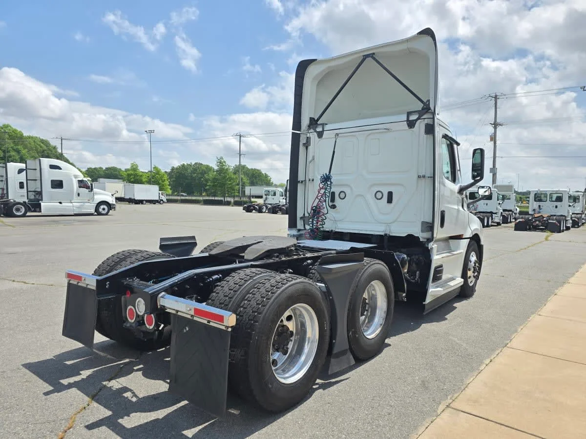 2022 Freightliner Cascadia - image 4