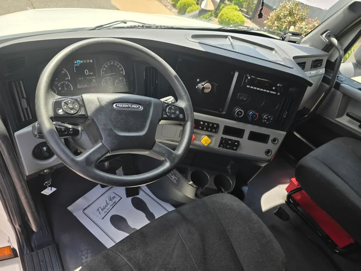 2022 Freightliner Cascadia in North Little Rock, AR — photo 7