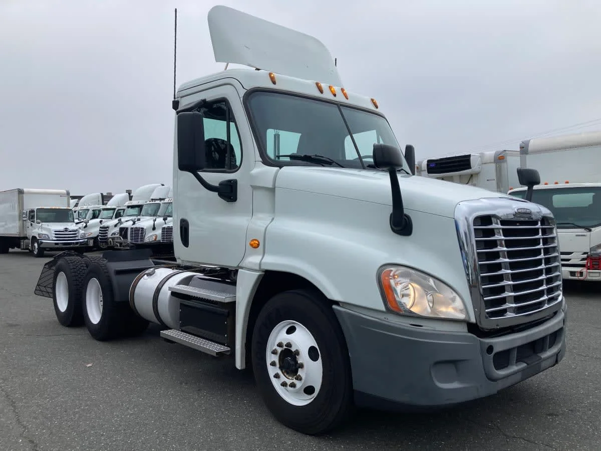 2015 Freightliner Cascadia - image 3