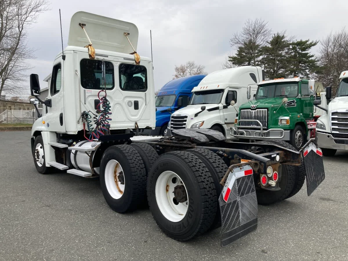 2015 Freightliner Cascadia in Springfield, MA — photo 6