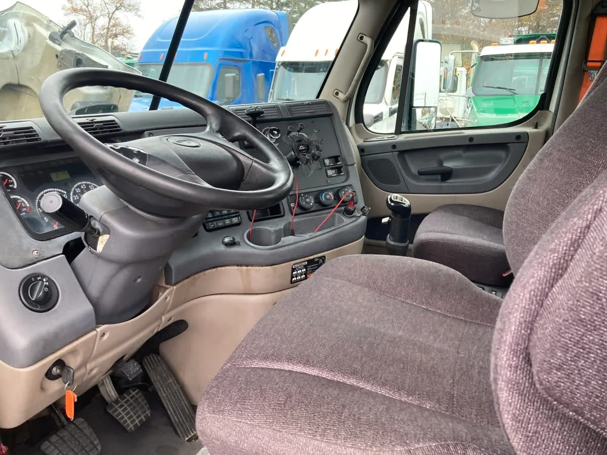 2015 Freightliner Cascadia - image 10