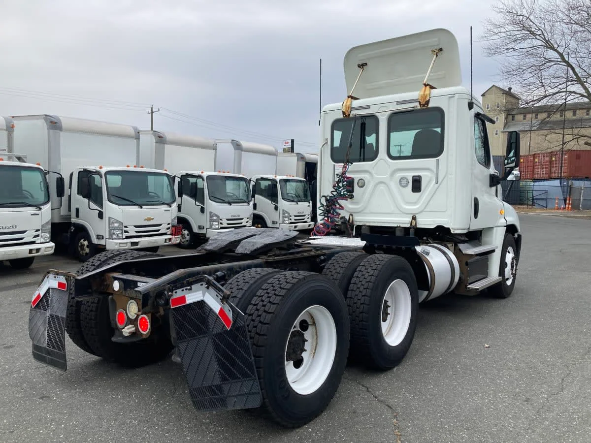 2015 Freightliner Cascadia in Springfield, MA — photo 4