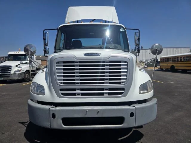 2019 Freightliner M2 106 — photo 3