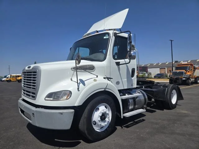 2019 Freightliner M2 106 — photo 2