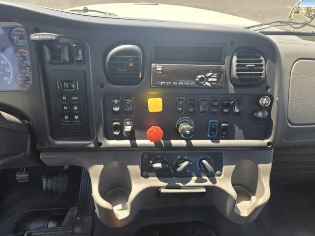 2019 Freightliner M2 106 — photo 9