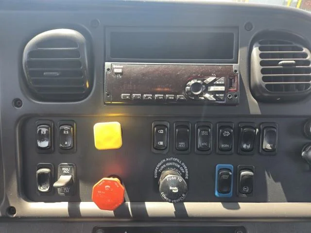 2019 Freightliner M2 106 — photo 10