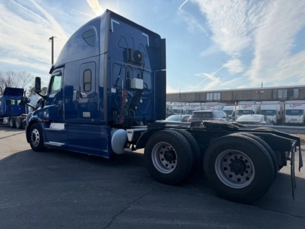 2020 Freightliner Cascadia in Farmingdale, NY — photo 6