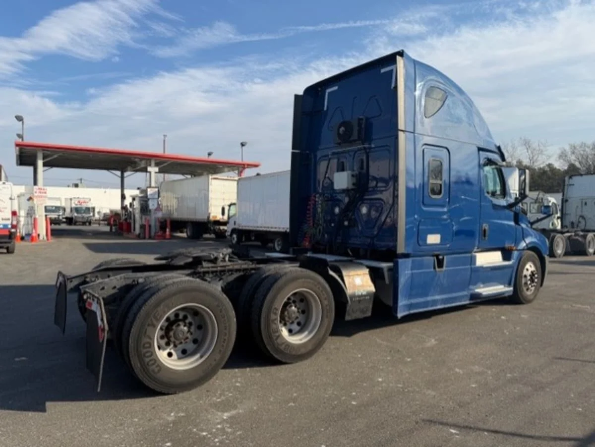 2020 Freightliner Cascadia in Farmingdale, NY — photo 4
