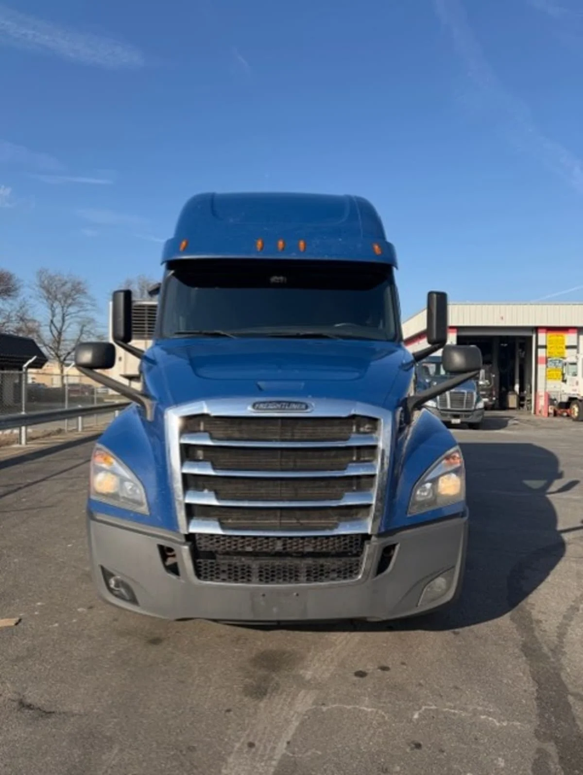 2020 Freightliner Cascadia in Farmingdale, NY — photo 2