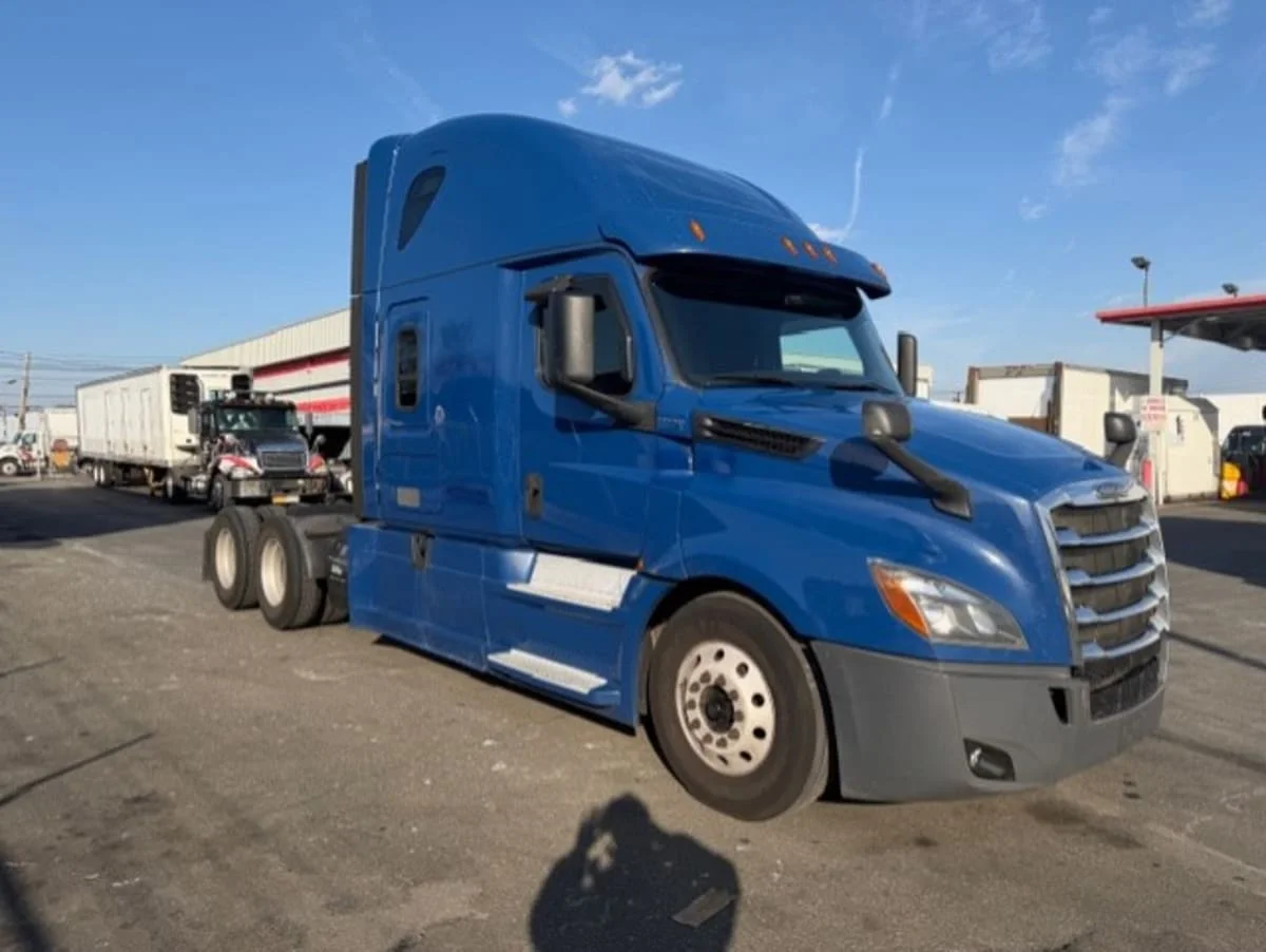 2020 Freightliner Cascadia in Farmingdale, NY — photo 3