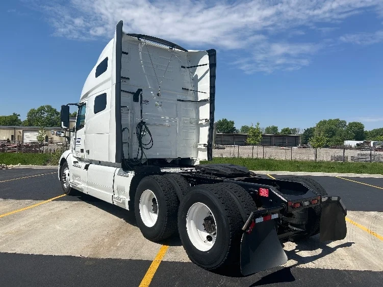 2023 Volvo VNL 760 in Kent, WA — photo 5
