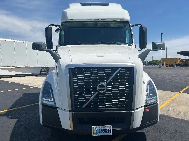 2023 Volvo VNL 760 in Kent, WA — photo 2