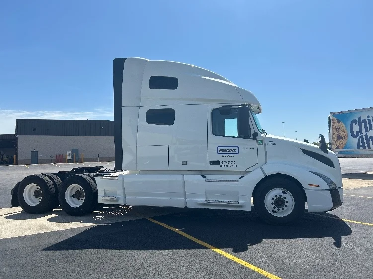 2023 Volvo VNL 760 in Kent, WA — photo 8