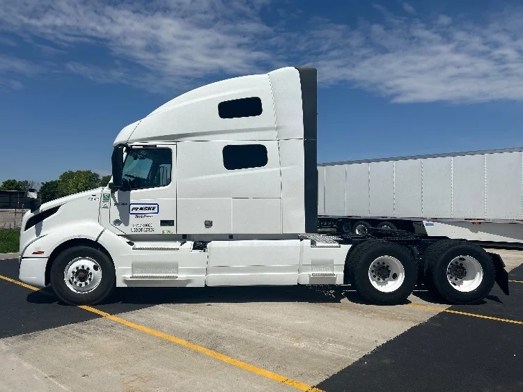 2023 Volvo VNL 760 in Kent, WA — photo 4