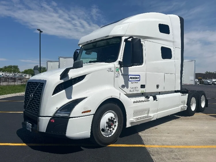 2023 Volvo VNL 760 in Kent, WA — photo 3