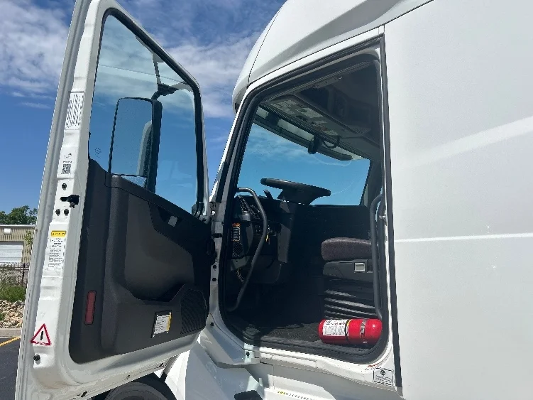 2023 Volvo VNL 760 in Kent, WA — photo 9