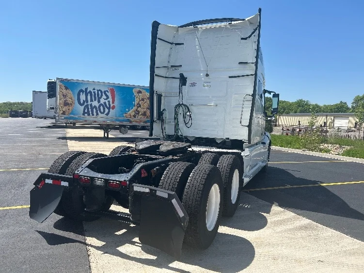 2023 Volvo VNL 760 in Kent, WA — photo 7