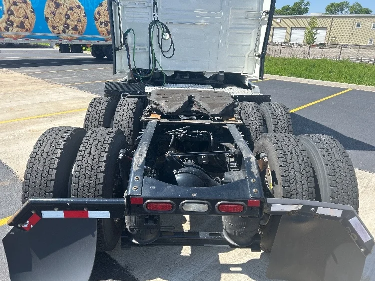 2023 Volvo VNL 760 in Kent, WA — photo 6