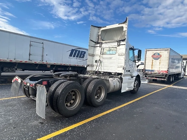 2021 Volvo VNR 640 in Milwaukee, WI — photo 7