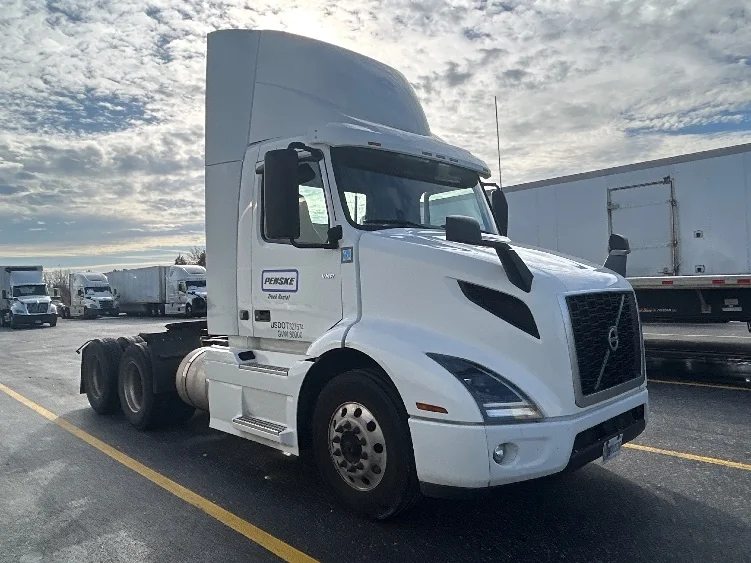 2021 Volvo VNR 640 in Milwaukee, WI