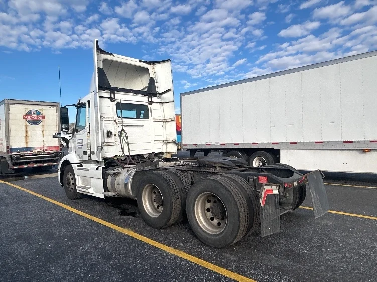2021 Volvo VNR 640 in Milwaukee, WI — photo 5
