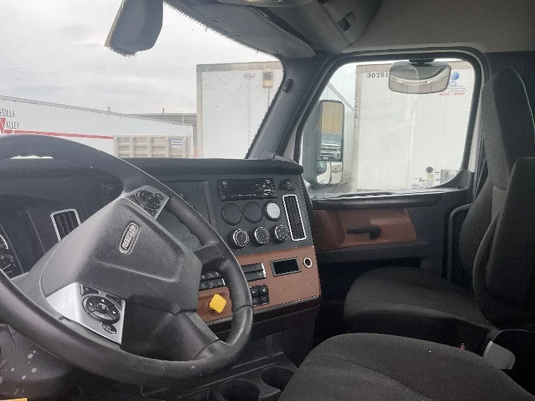 2020 Freightliner Cascadia in Earth City, MO — photo 10