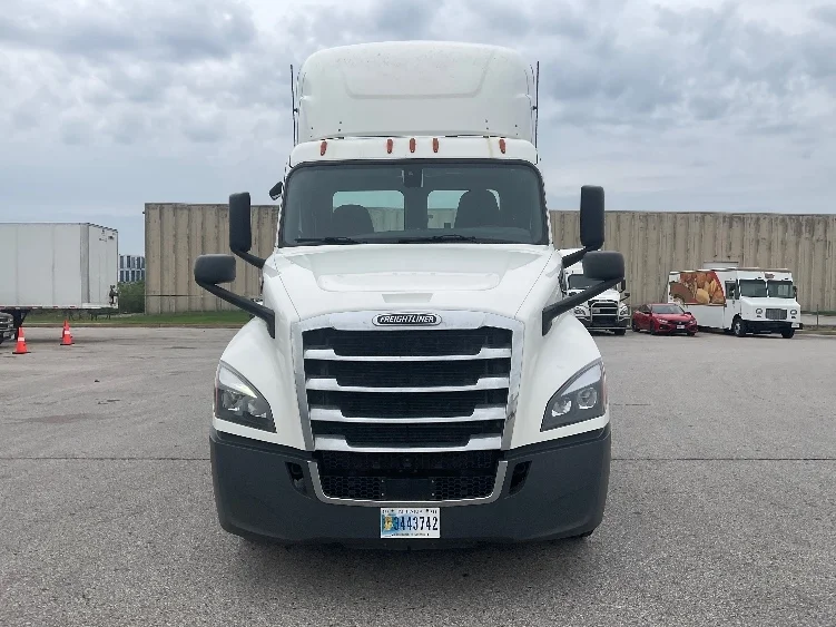 2020 Freightliner Cascadia in Earth City, MO — photo 2
