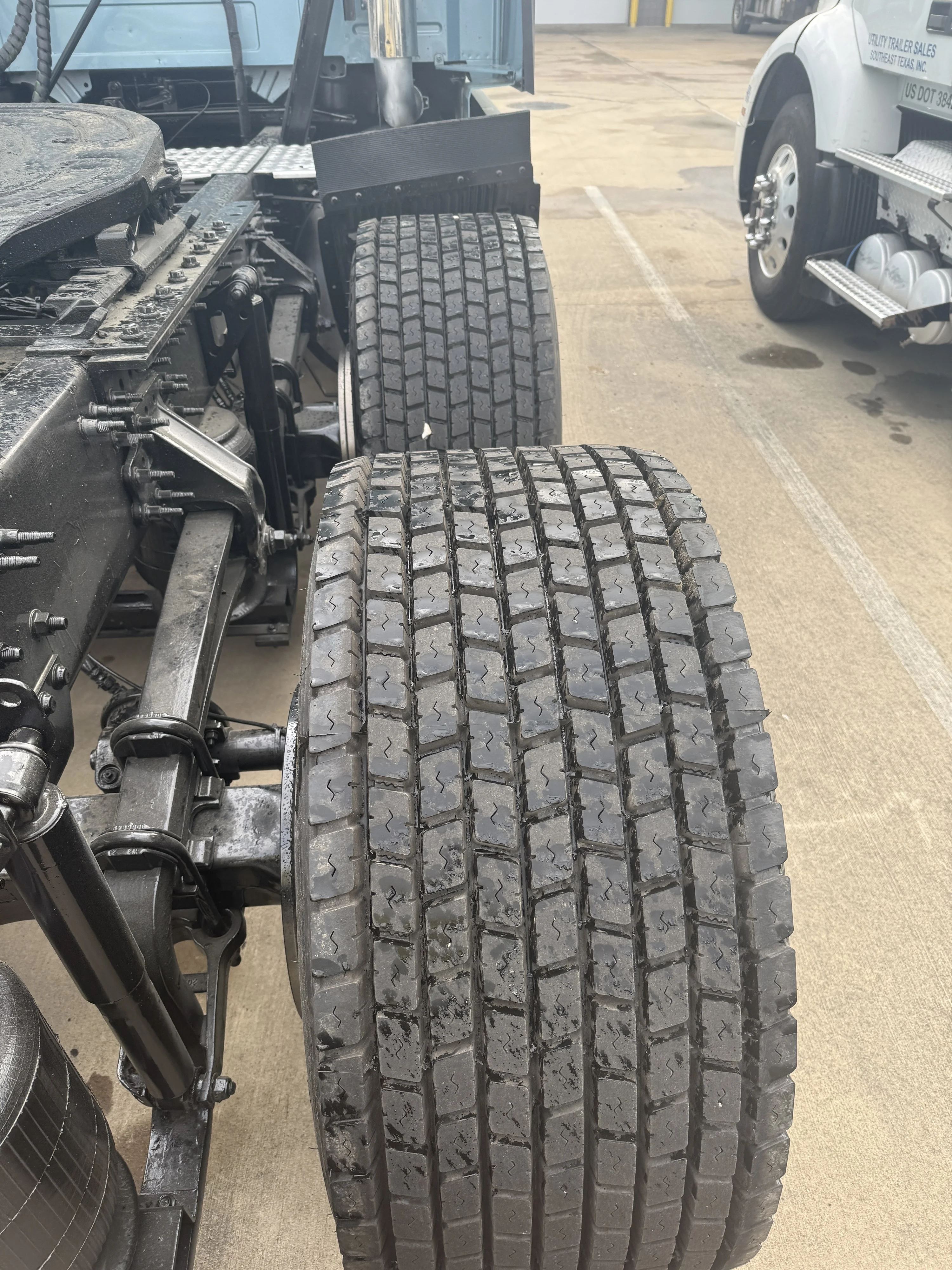 2021 Volvo VNL 760 - image 3