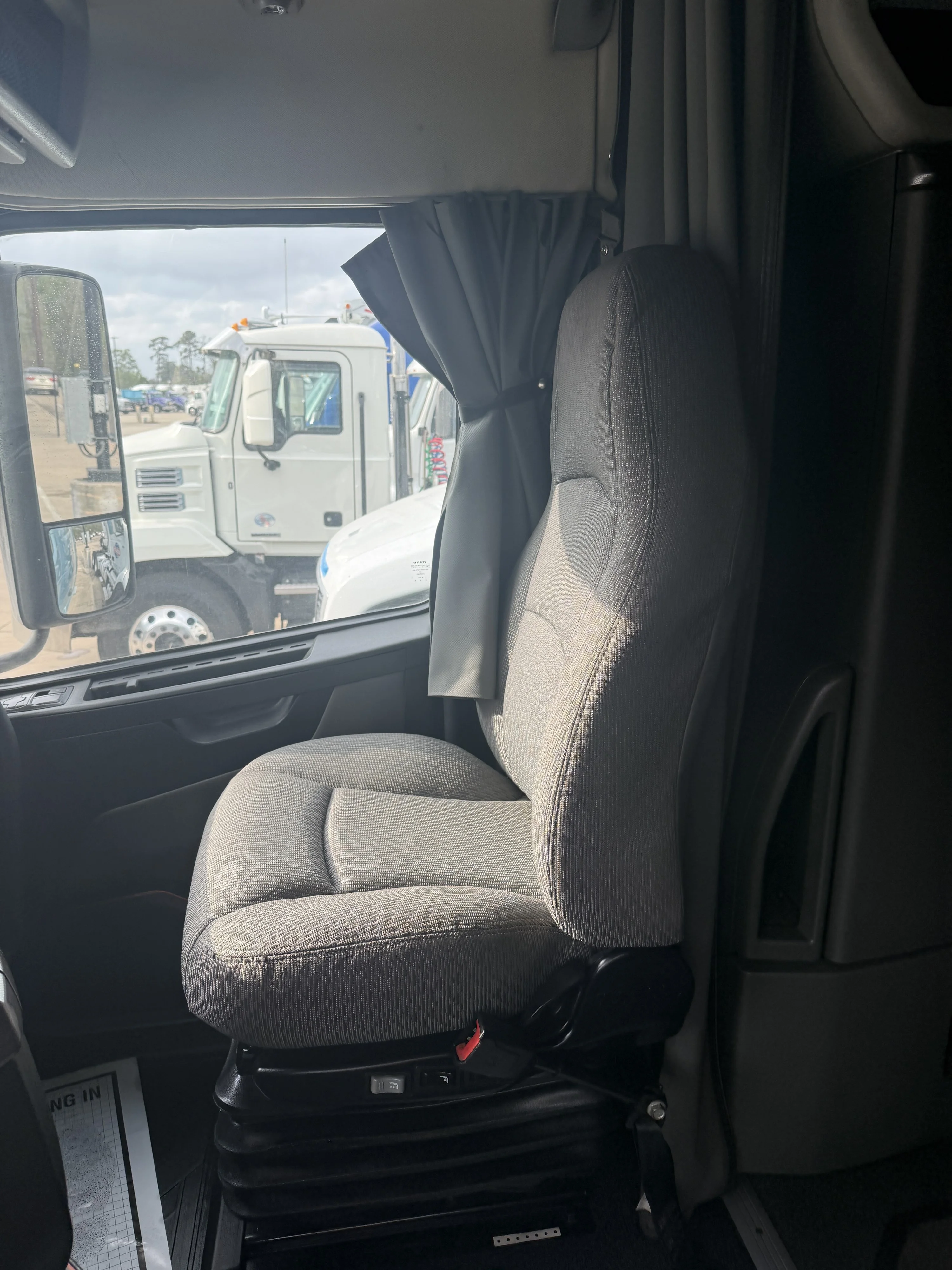 2021 Volvo VNL 760 - image 8