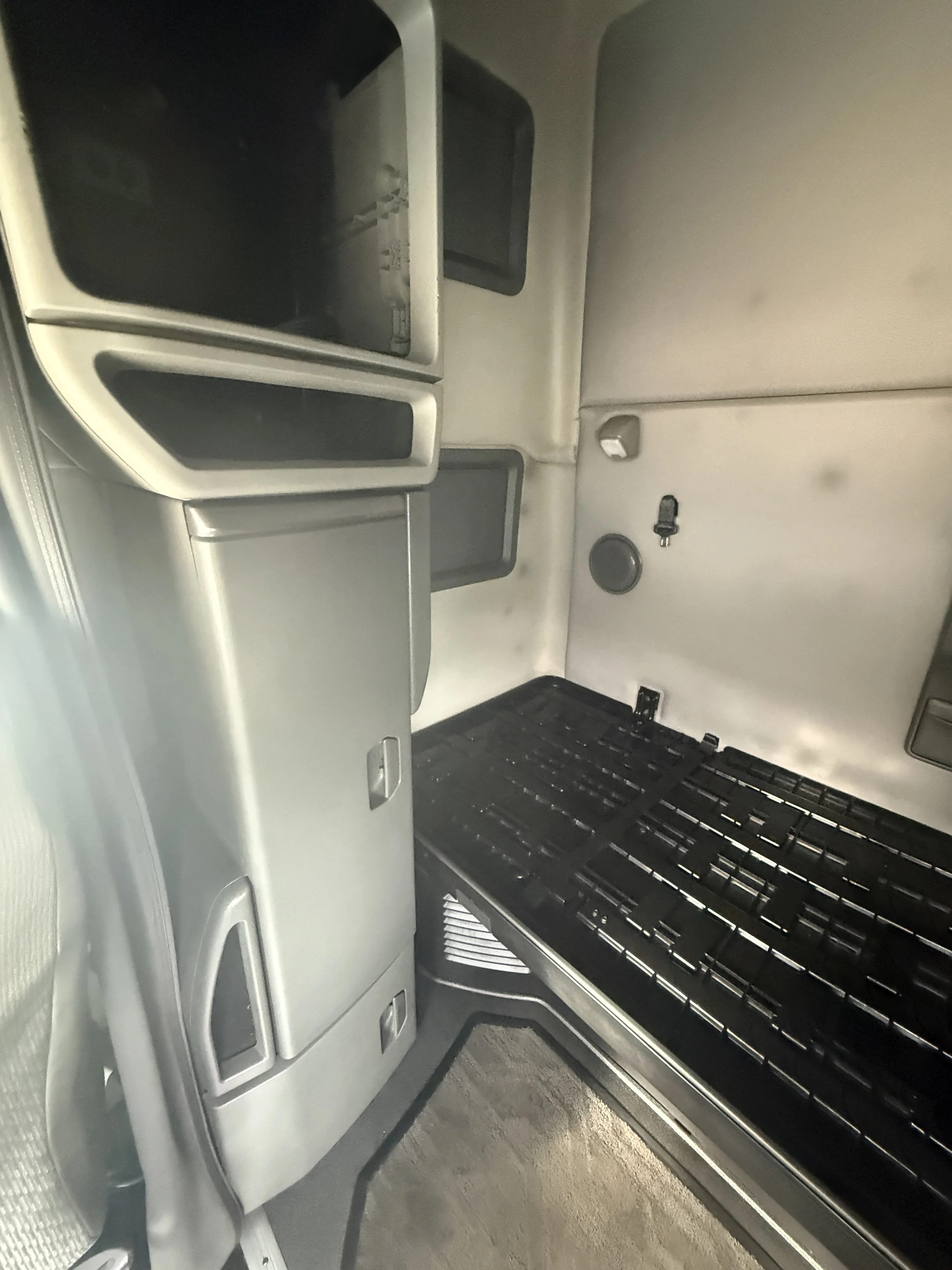 2021 Volvo VNL 760 - image 11