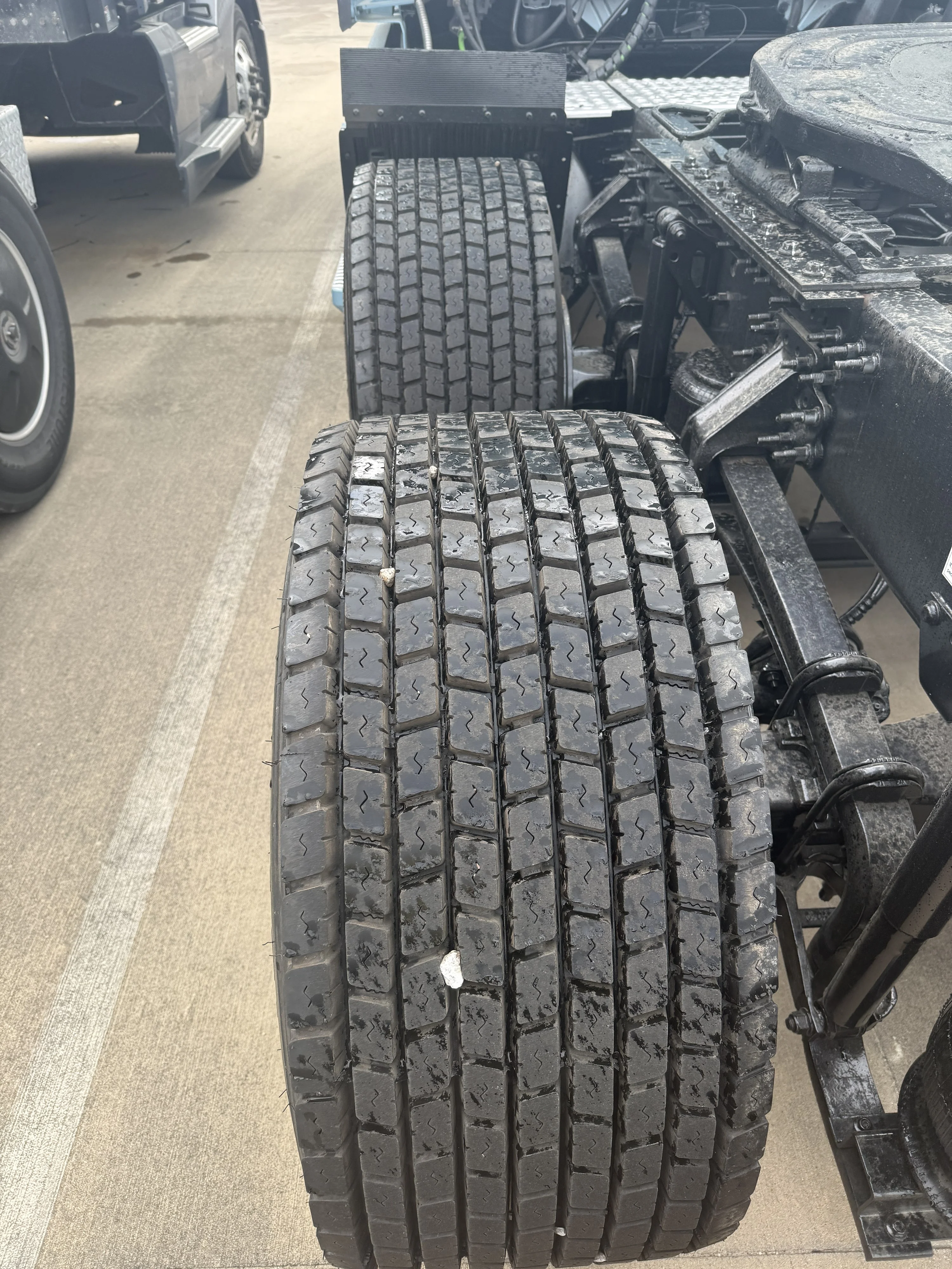 2021 Volvo VNL 760 - image 2