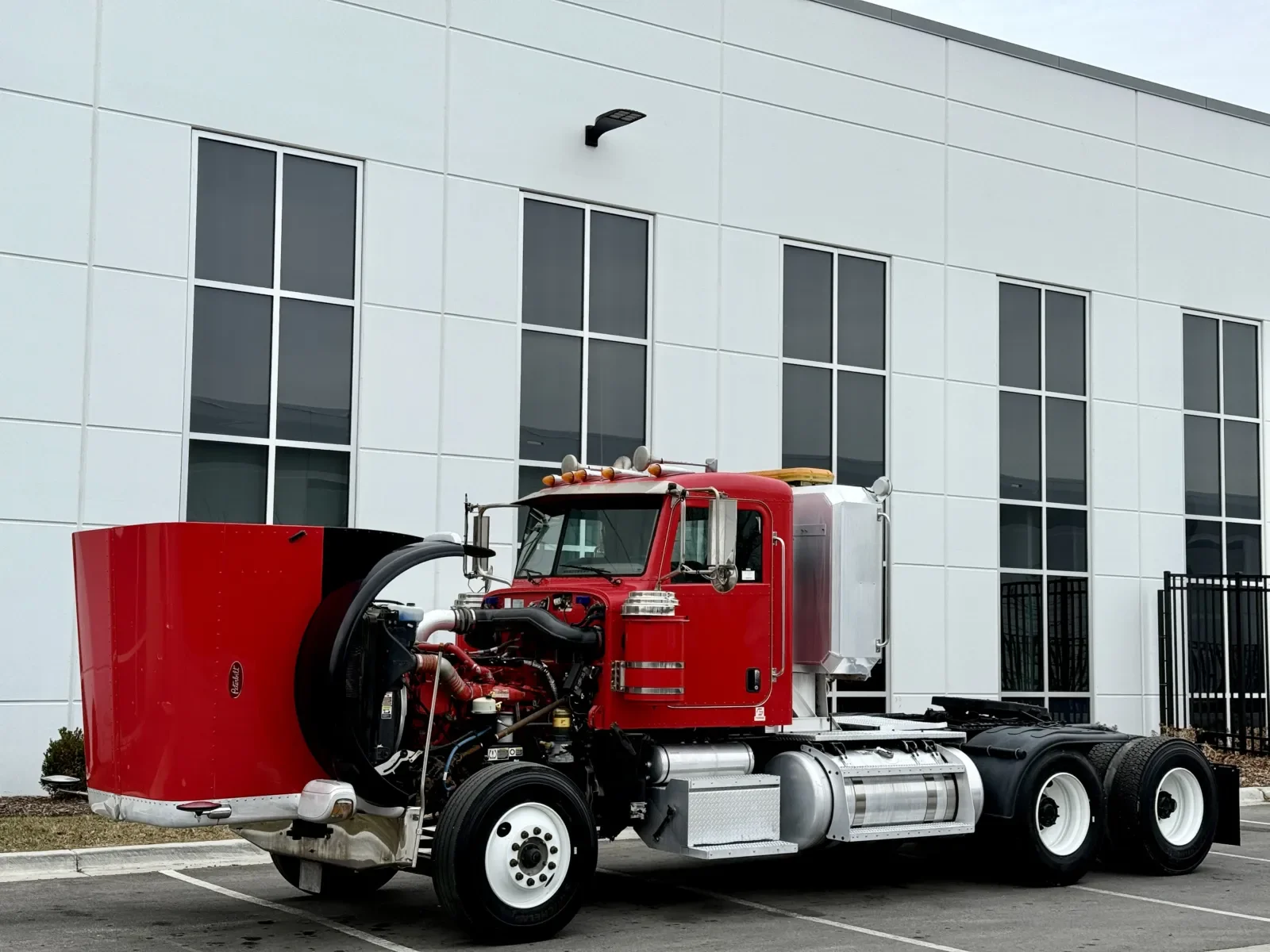 2014 Peterbilt 388 in New Lenox, IL — photo 10