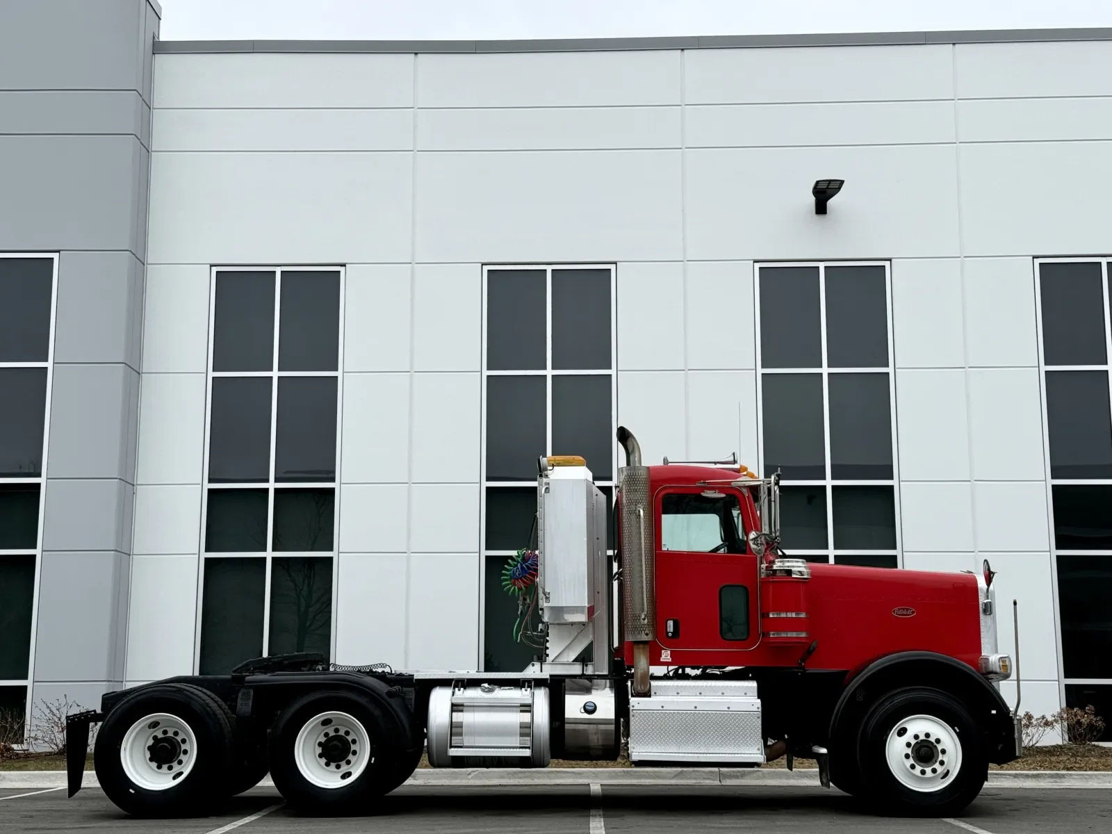 2014 Peterbilt 388 in New Lenox, IL — photo 3