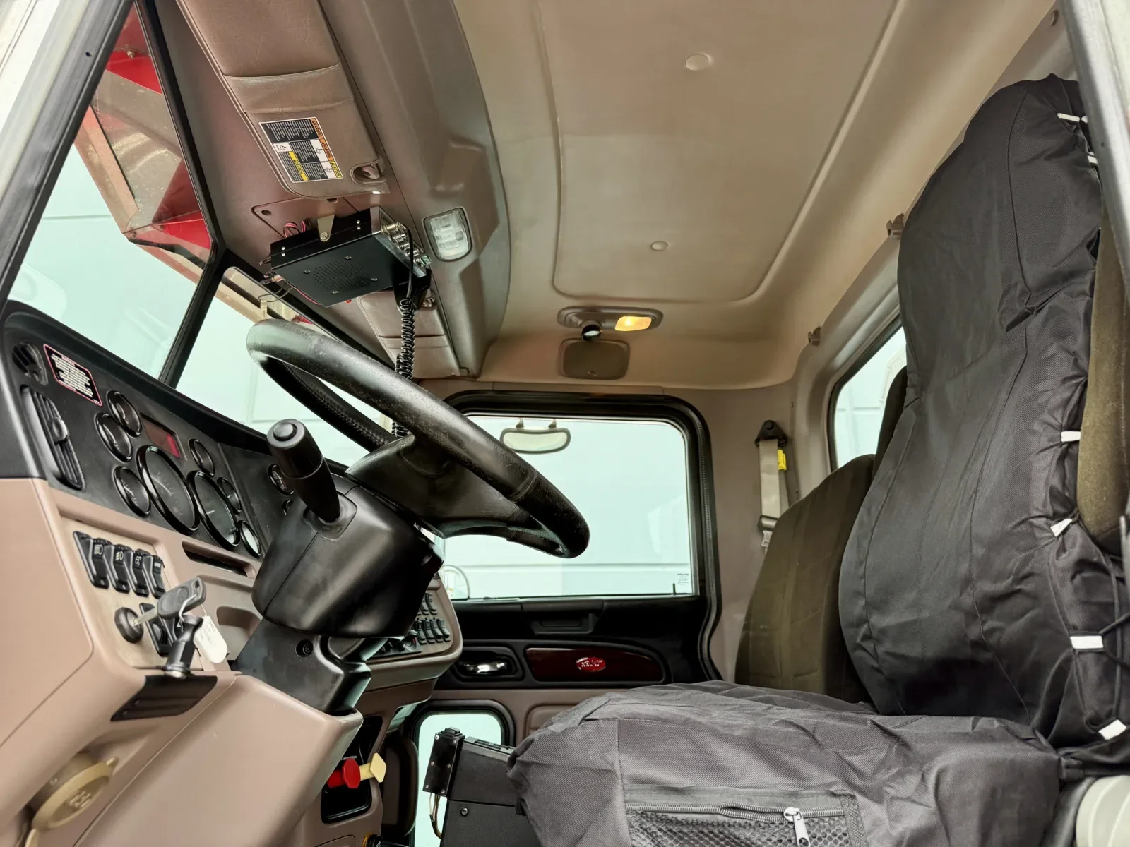 2014 Peterbilt 388 in New Lenox, IL — photo 14