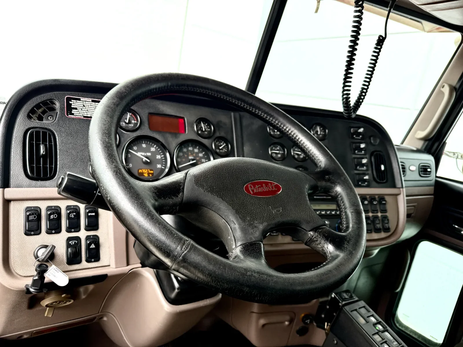 2014 Peterbilt 388 in New Lenox, IL — photo 15