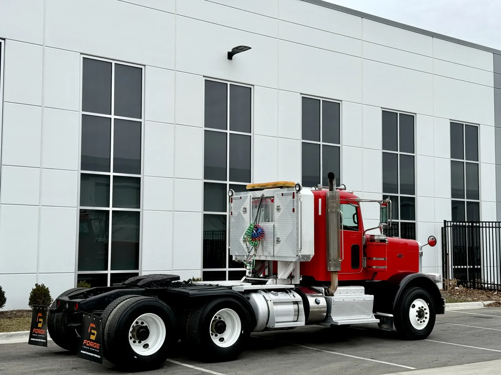 2014 Peterbilt 388 in New Lenox, IL — photo 5