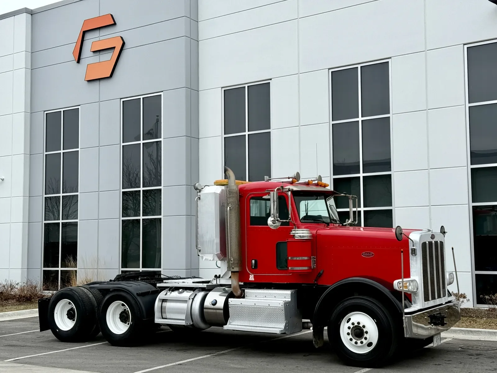 2014 Peterbilt 388 in New Lenox, IL — photo 2