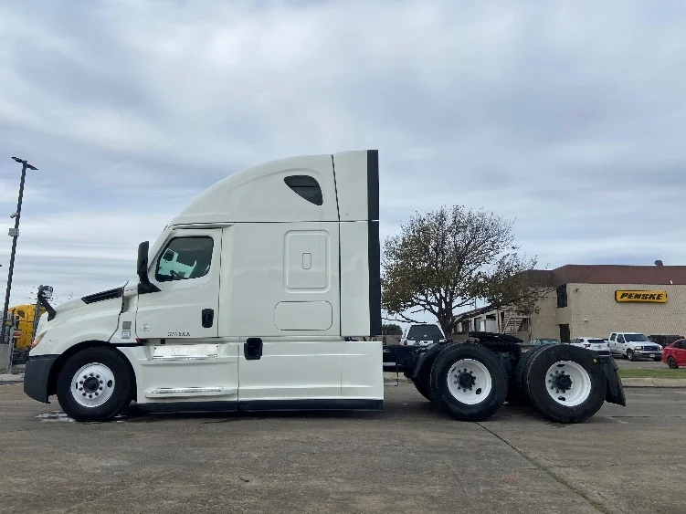 2022 Freightliner Cascadia in San Antonio, TX — photo 4