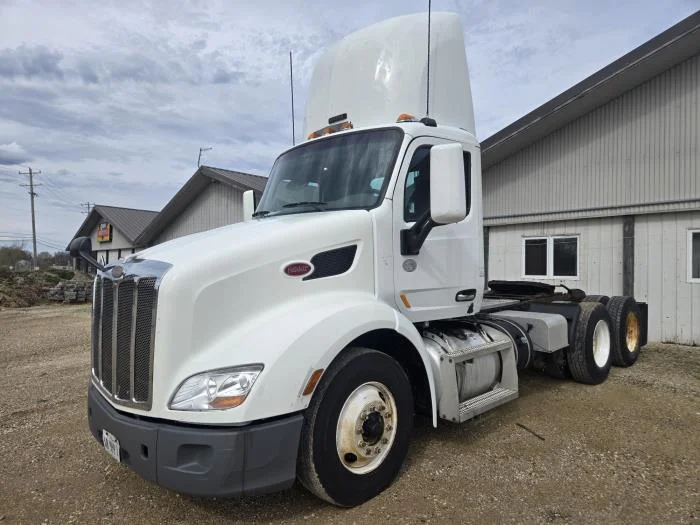 2016 Peterbilt 579 - image 2