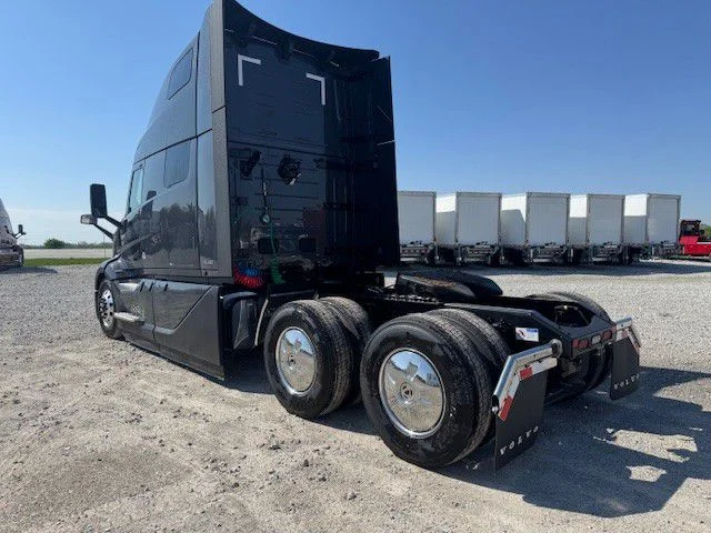 2027 Volvo VNL 860 in London, OH — photo 2