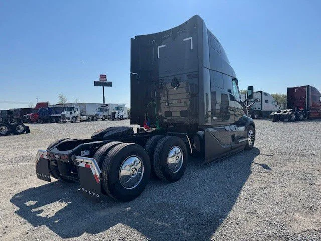 2027 Volvo VNL 860 in London, OH — photo 3