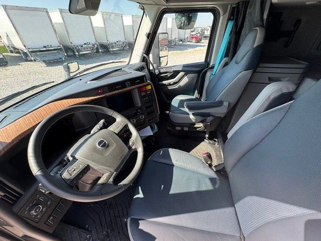 2027 Volvo VNL 860 in London, OH — photo 7
