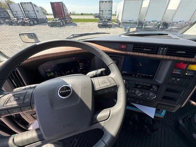 2027 Volvo VNL 860 in London, OH — photo 9
