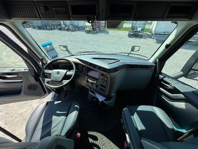 2027 Volvo VNL 860 in London, OH — photo 11