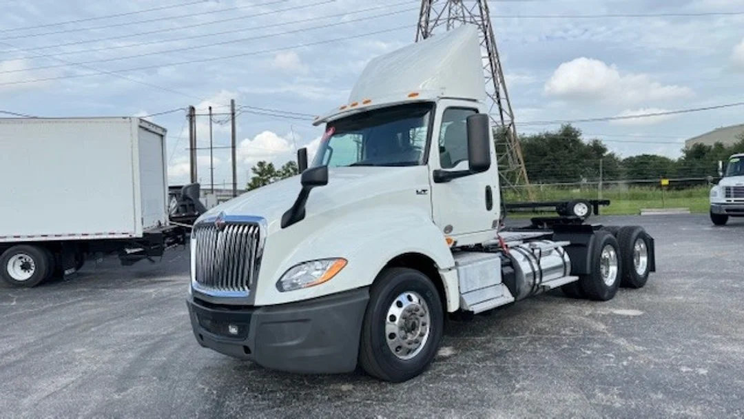 2018 International LT - image 10