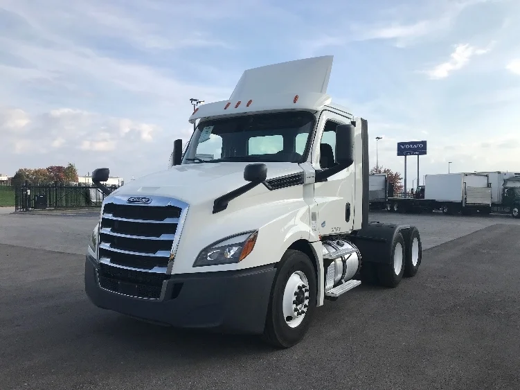 2018 Freightliner Cascadia in Kansas City, MO — photo 3