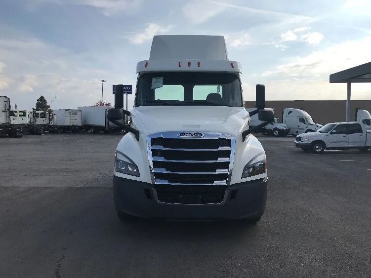 2018 Freightliner Cascadia in Kansas City, MO — photo 2